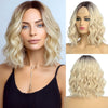 Simkaylee Perruque pour femme - Blond ombré - Courte et ondulée - Avec racines foncées - Pour femme - Longueur épaule - Raie au milieu - Pour un usage quotidien - 36 cm