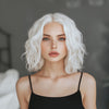 Simkaylee Perruque pour femme - Blond ombré - Courte et ondulée - Avec racines foncées - Pour femme - Longueur épaule - Raie au milieu - Pour un usage quotidien - 36 cm