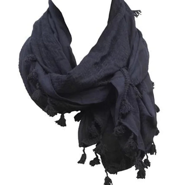 Motif noir sur fond noir. Un keffieh sobre et très élégant qui accompagne parfaitement toute tenue.  Keffieh Hirbawi Pure Black